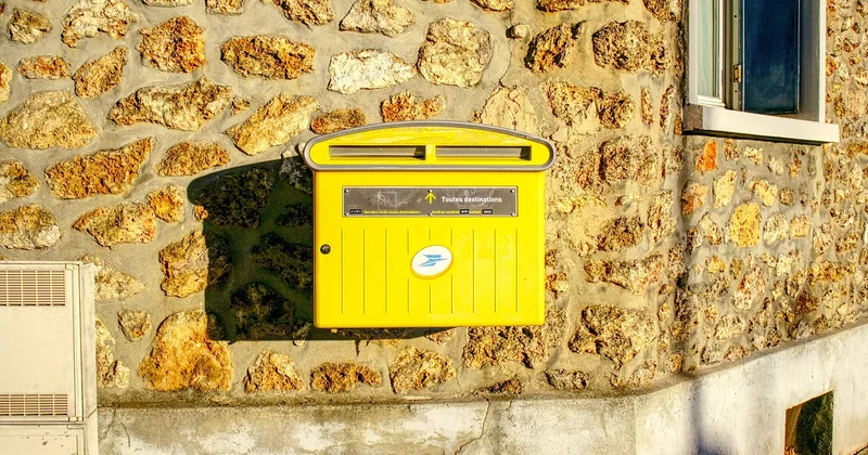Chèques vacances papier et réservation par courrier : l'option des clubs et résidences