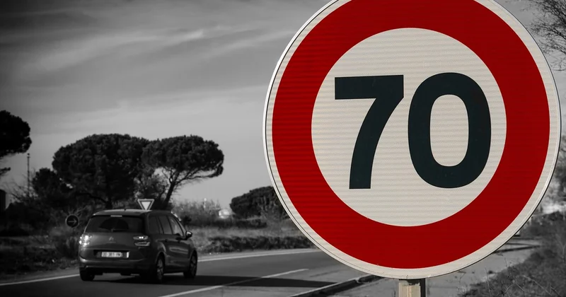 Le losange jaune et les limitations de vitesse