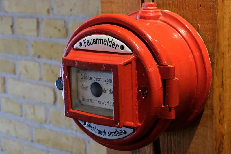 Dispositifs d’alerte : alarmes, blocs de secours et maintenance