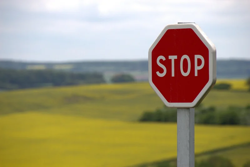 Comment choisir son panneau de signalisation entreprise à Nantes