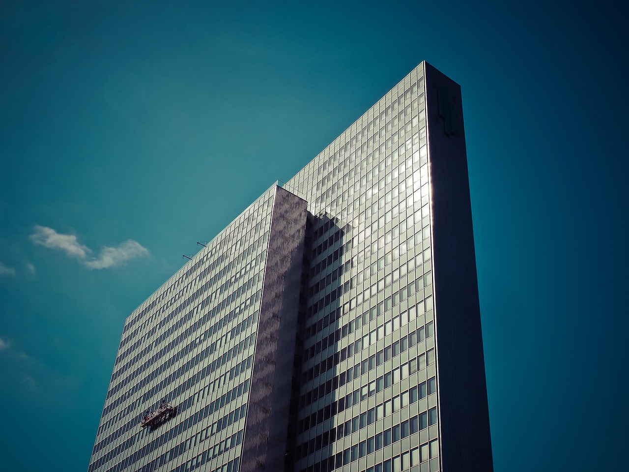 découvrez les différents types de structures d'entreprise, leurs avantages et inconvénients, et trouvez celle qui convient le mieux à votre projet entrepreneurial.